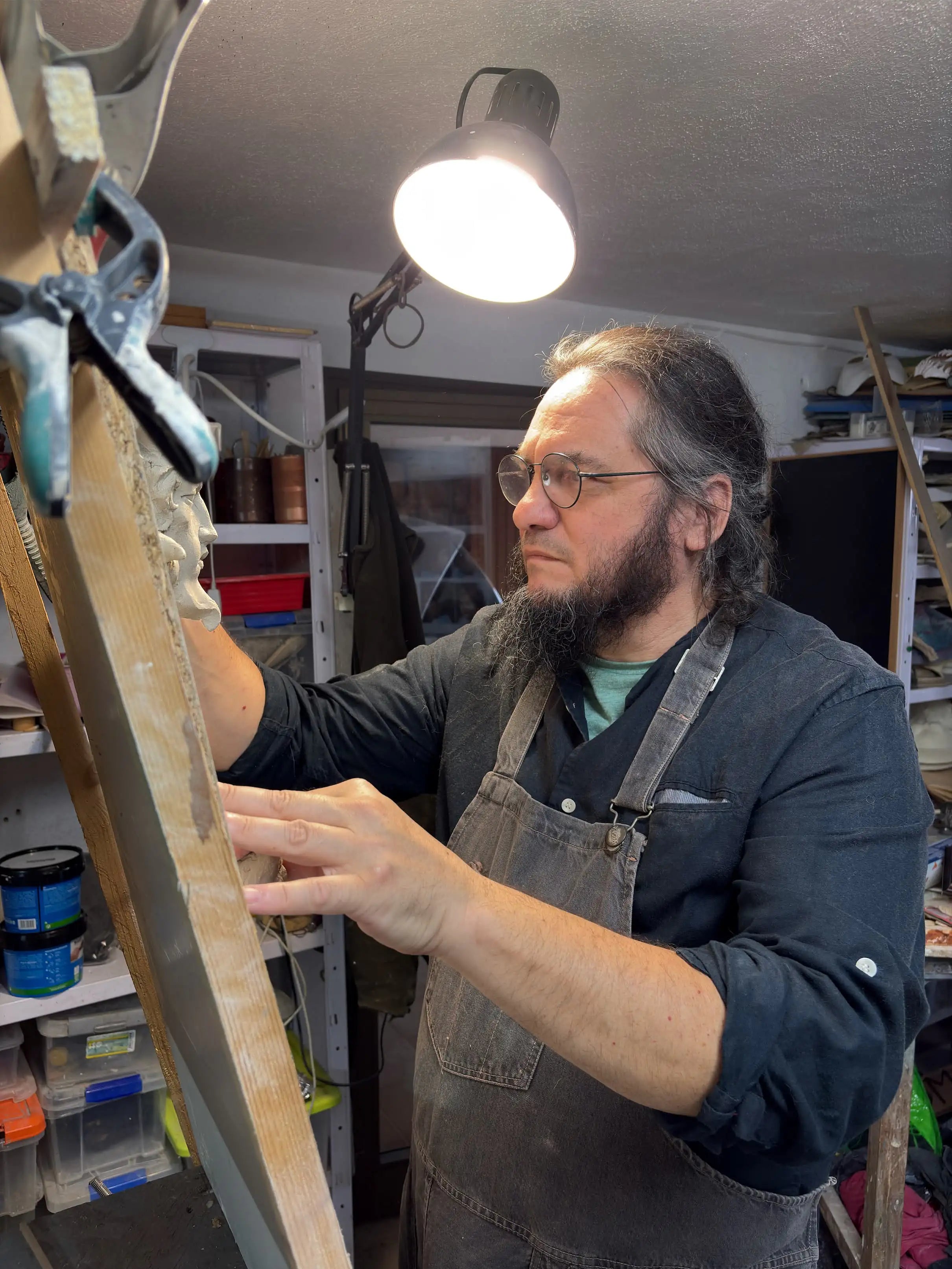 Tomás Barceló sculpting